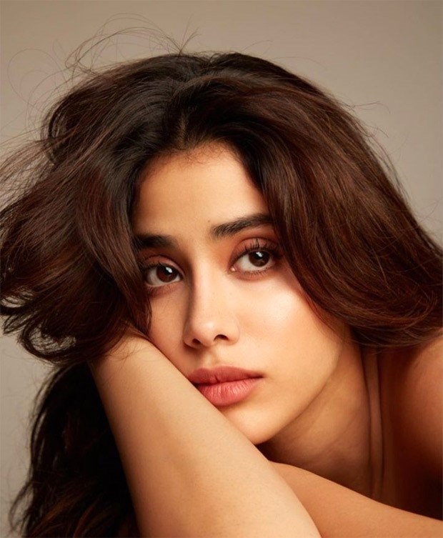 Janhvi Kapoor's post-pack up shots are incredibly beautiful, showcasing her sparkling eyes and wavy hair