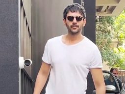 Kartik Aaryan strikes a pose for paps as he gets clicked