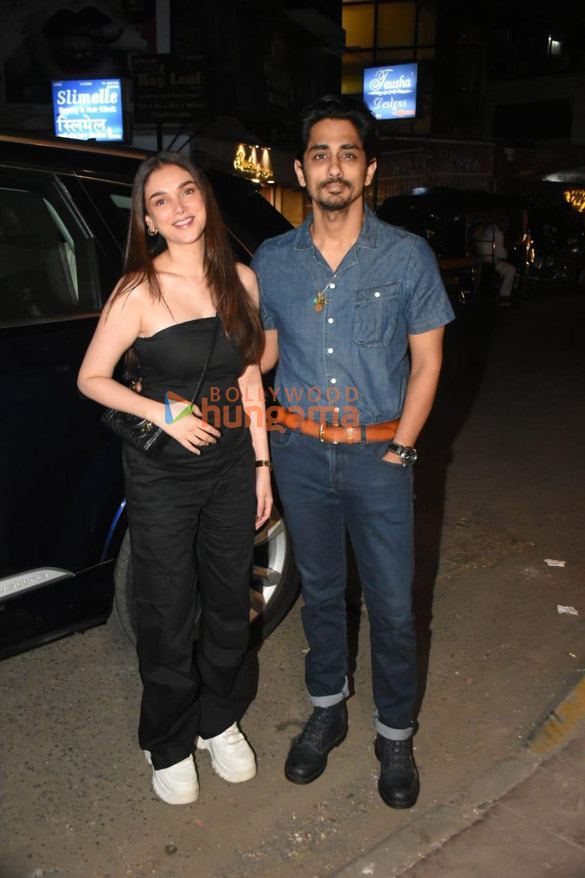 photos aditi rao hydari siddharth shruti haasan and santanu hazarika snapped in bandra 4