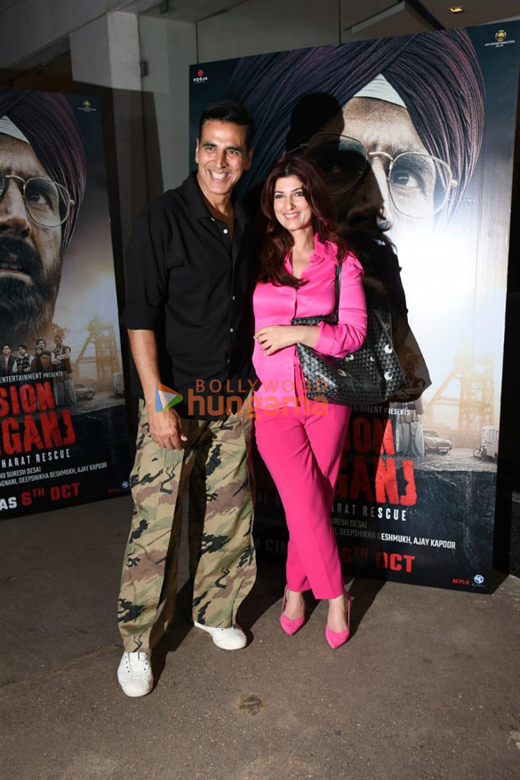 photos akshay kumar and twinkle khanna snapped promoting mission raniganj 6