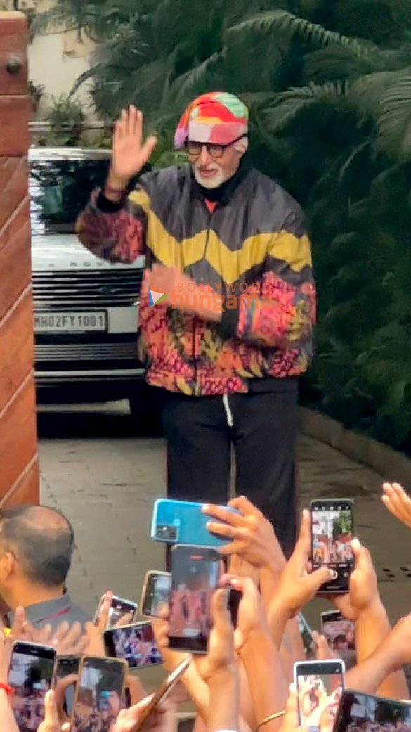 Photos: Amitabh Bachchan greeting his fans outside his residence Photos: Amitabh Bachchan greeting his fans outside his residence