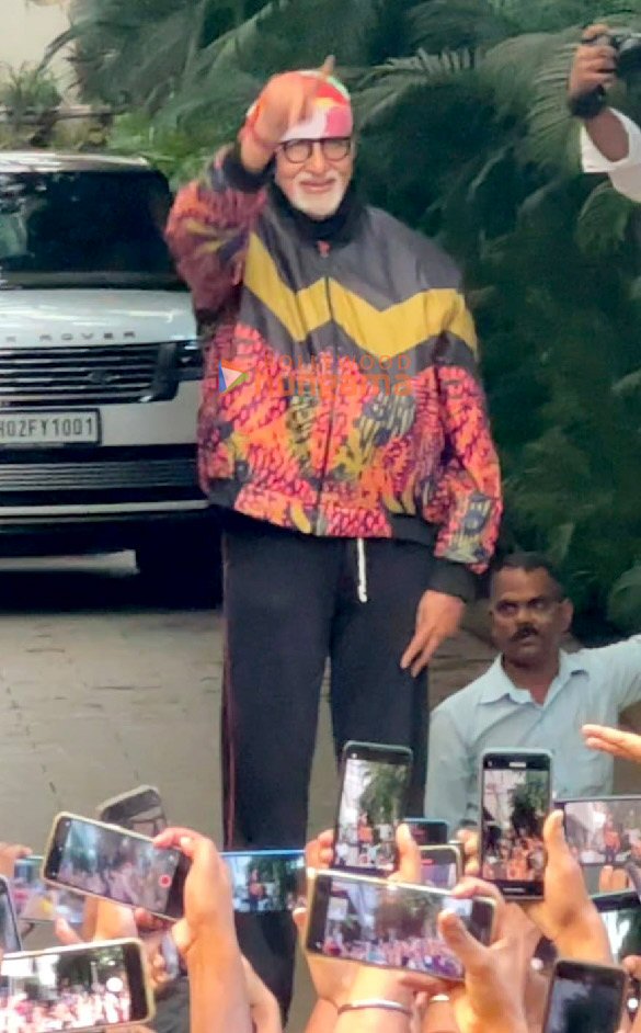 photos amitabh bachchan greeting his fans outside his residence 3
