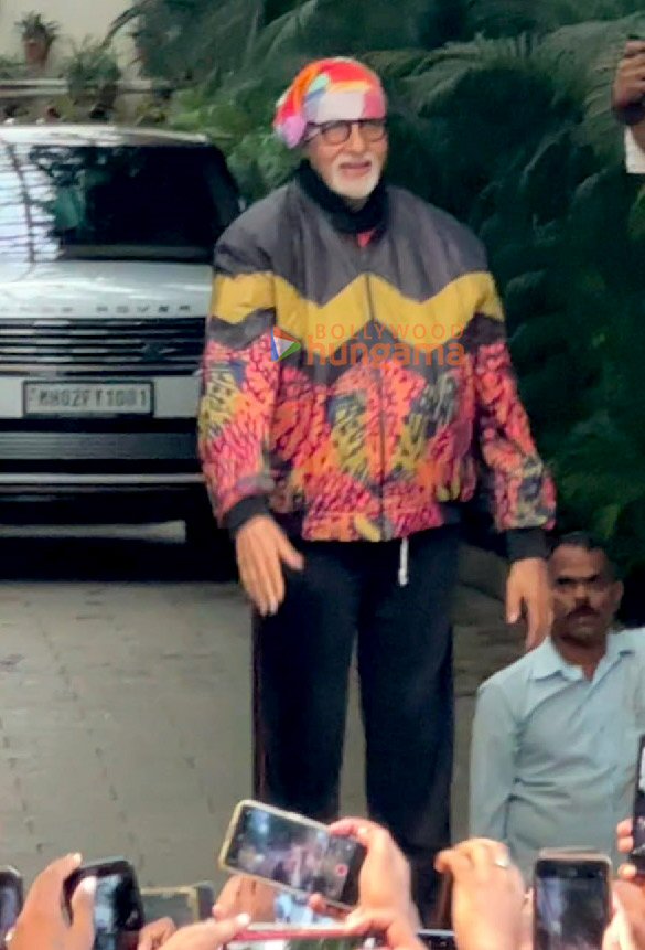 photos amitabh bachchan greeting his fans outside his residence 4