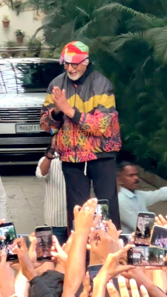 photos amitabh bachchan greeting his fans outside his residence 6