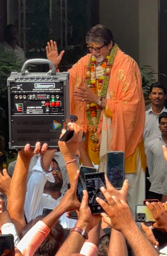 Photos: Amitabh Bachchan Greets His Fans On His 81st Birthday Outside ...