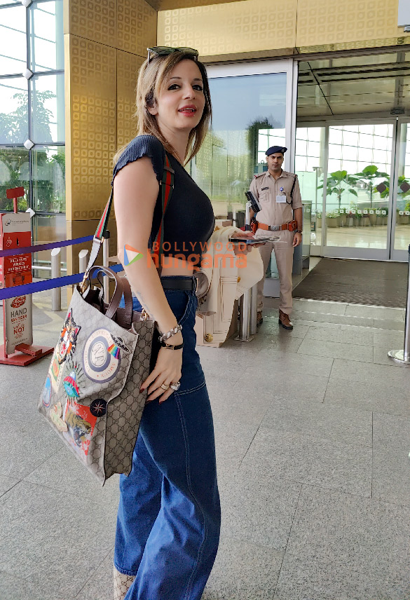 photos daisy shah and sussanne khan snapped at the airport 4