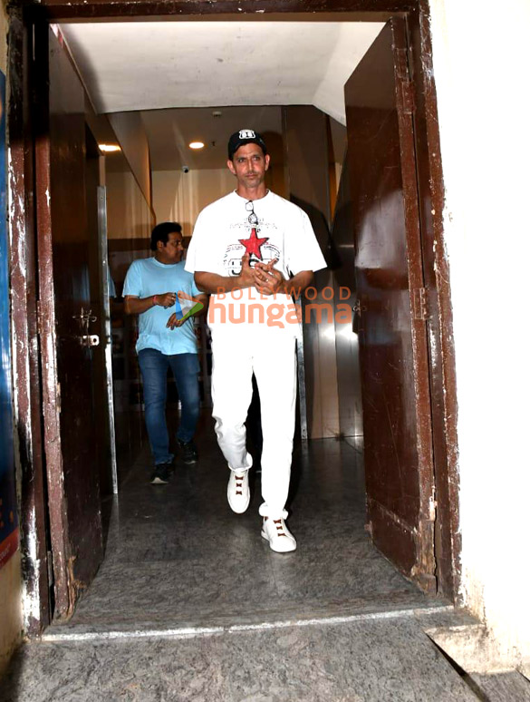 photos hrithik roshan snapped at pvr juhu 3