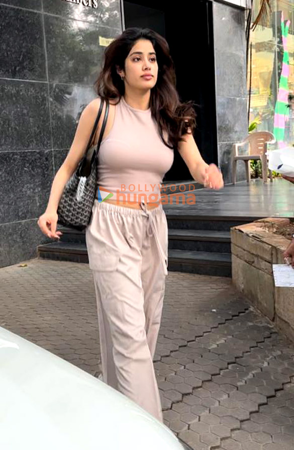 photos janhvi kapoor snapped in santacruz 4