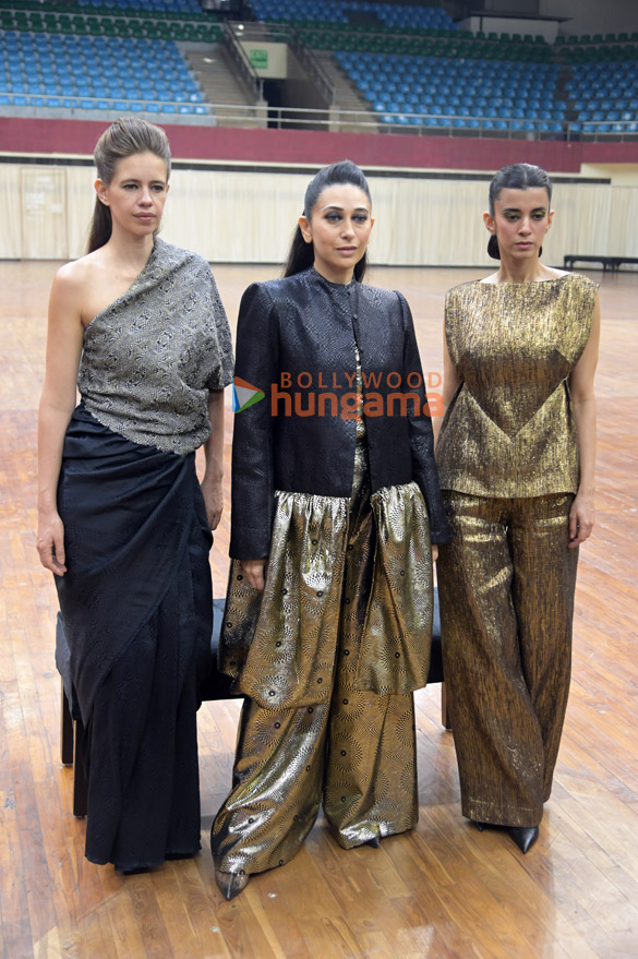 Photos Karisma Kapoor Kalki Koechlin And Saba Azad Walk The Ramp At