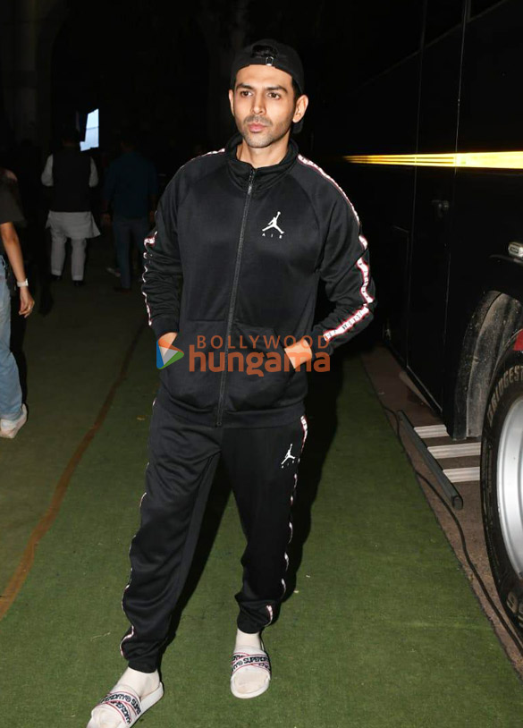 photos kartik aaryan snapped at a shoot location 1 3