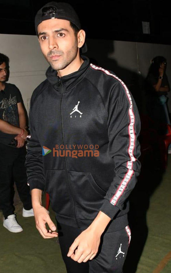 photos kartik aaryan snapped at a shoot location 4 3