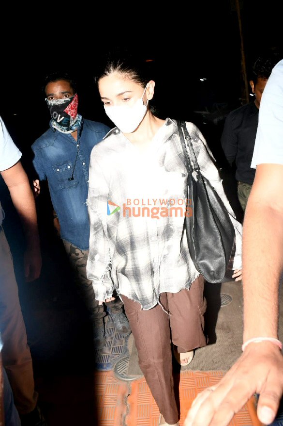 photos kriti sanon alia bhatt and mahira sharma snapped at the airport 5