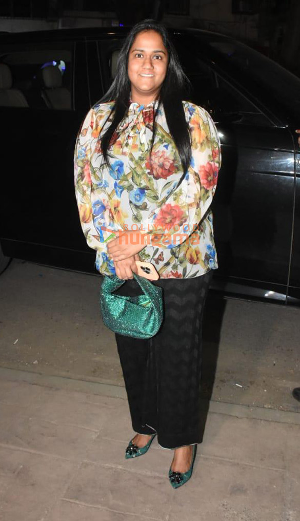 photos kriti sanon suniel shetty and others snapped at los cavos in bandra 00 1