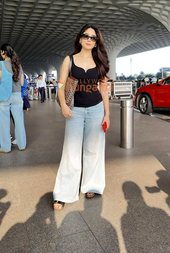 photos kritika kamra shriya saran and vijay varma snapped at the airport 1