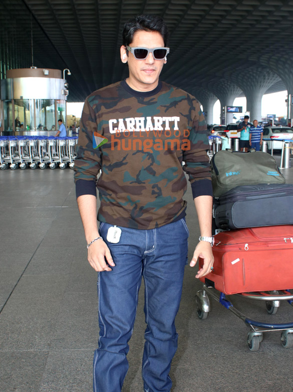photos kritika kamra shriya saran and vijay varma snapped at the airport 3