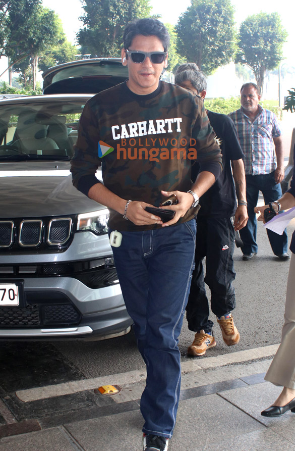 photos kritika kamra shriya saran and vijay varma snapped at the airport 6