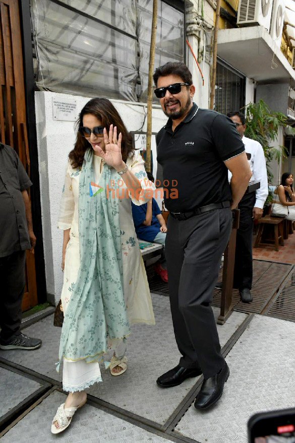 photos madhuri dixit snapped with husband dr shriram nene in bandra 5