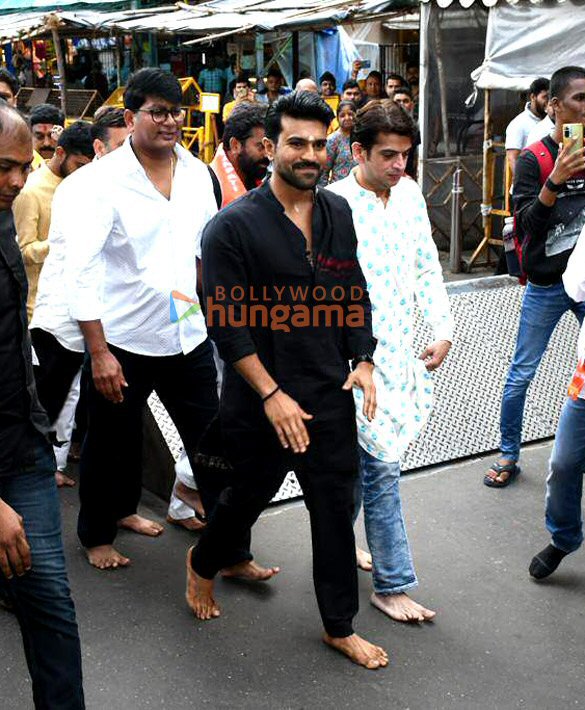 photos ram charan snapped at siddhivinayak temple in mumbai 4