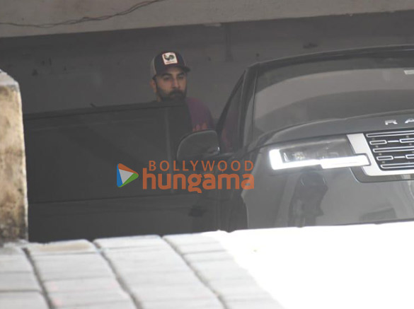 photos ranbir kapoor snapped at a clinic in bandra 2 2