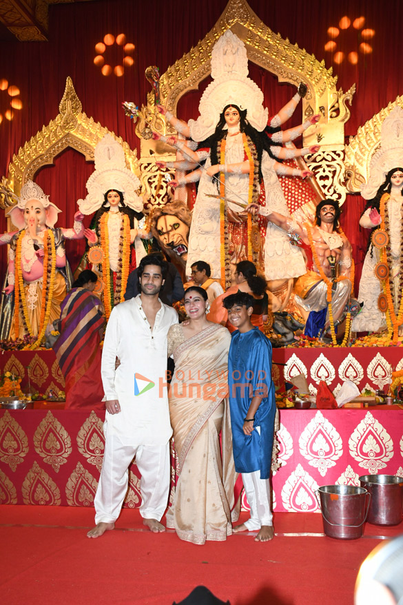 photos rani mukerji kajol and others snapped at a durga puja pandal 0101 7