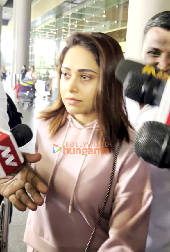 photos ranveer singh mrunal thakur and others snpped at the airport 9