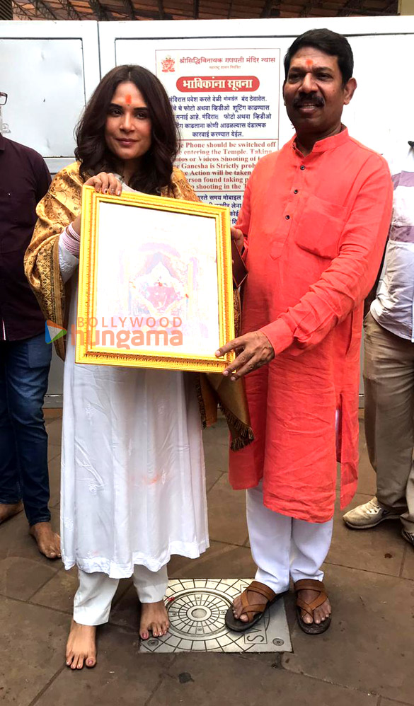 photos richa chadha snapped at siddhivinayak temple in mumbai 1