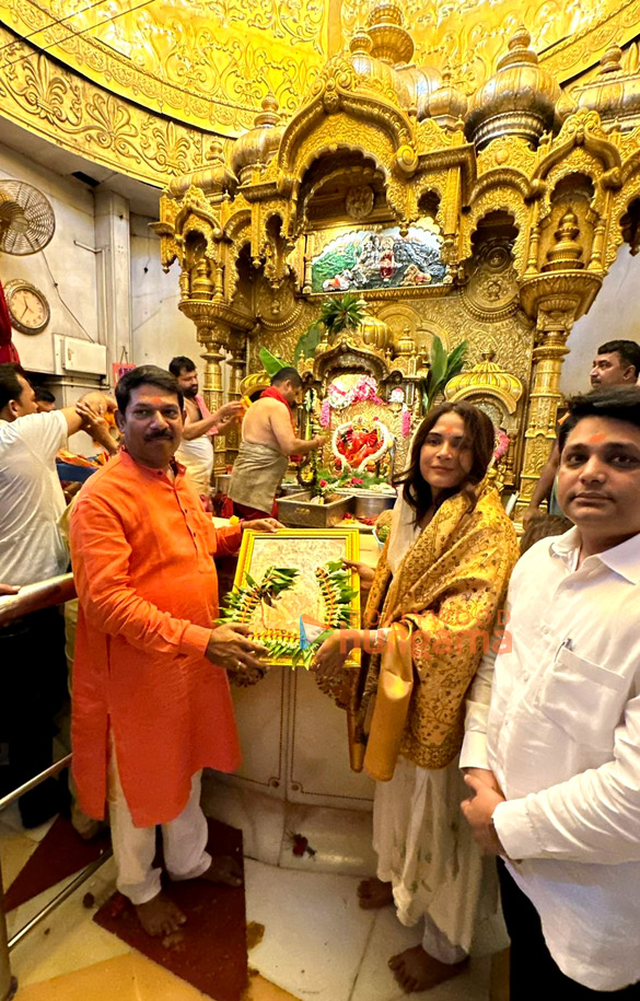 photos richa chadha snapped at siddhivinayak temple in mumbai 2