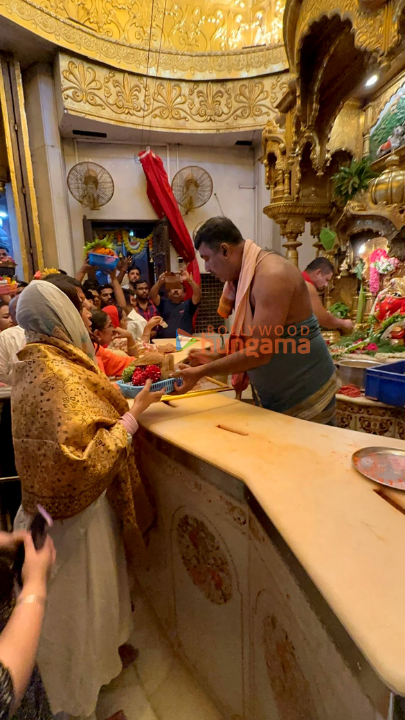 photos richa chadha snapped at siddhivinayak temple in mumbai 3