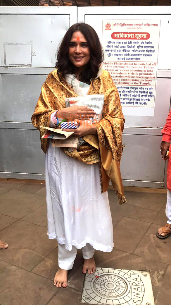 photos richa chadha snapped at siddhivinayak temple in mumbai 6