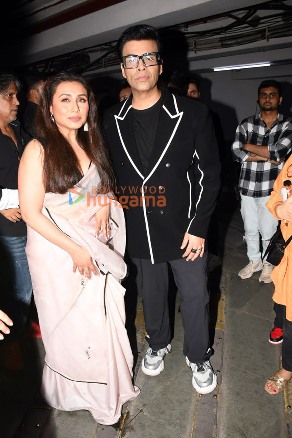 photos shah rukh khan rani mukerji and karan johar surprise fans at kuch kuch hota hai screening 6