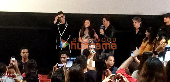 photos shah rukh khan rani mukerji and karan johar surprise fans at kuch kuch hota hai screening1 4