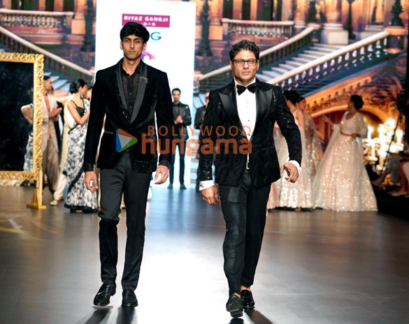 photos soha ali khan and anees bazmee walk the ramp for reshma and riyaz gangjis libas at bombay times fashion week 2023 5