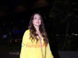 Photos: Sonakshi Sinha and Akshay Kumar snapped at the airport