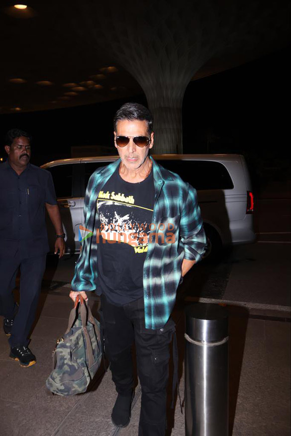 photos sonakshi sinha and akshay kumar snapped at the airport 6