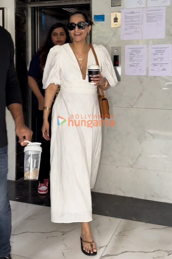 photos sonam kapoor ahuja snapped in bandra 3 2