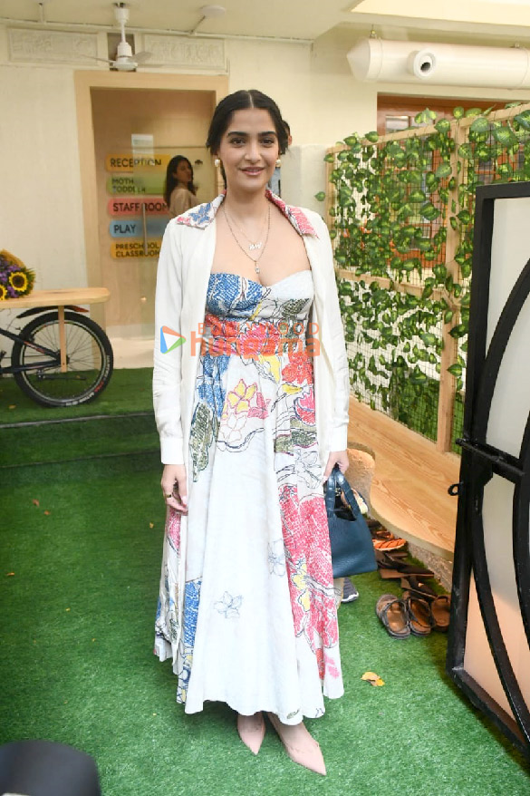 photos sonam kapoor ahuja snapped in bandra 5
