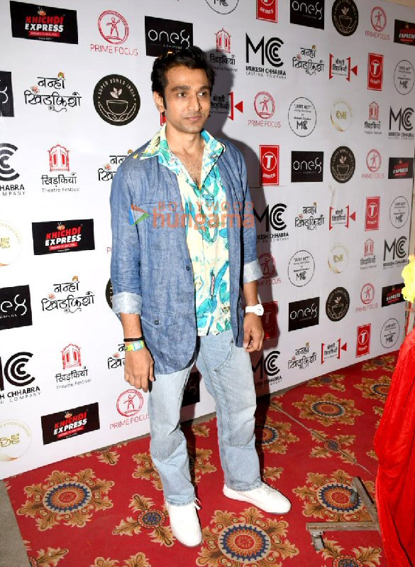 photos suniel shetty varun sharma pratik gandhi and others snapped at mukesh chhabras khidkiyaan 7th edition theatre festival 7