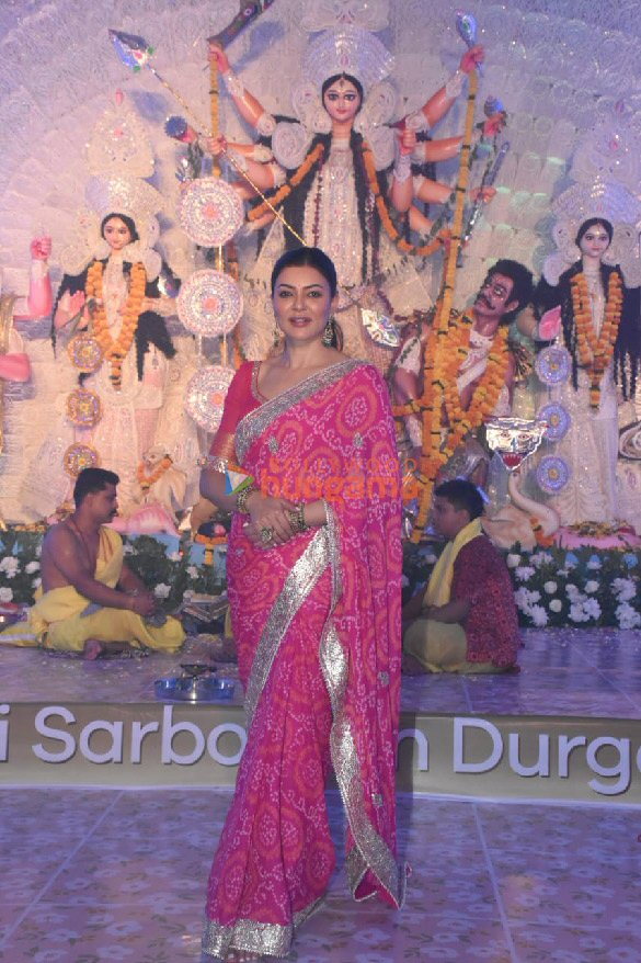photos sushmita sen snapped at dev pandal 4