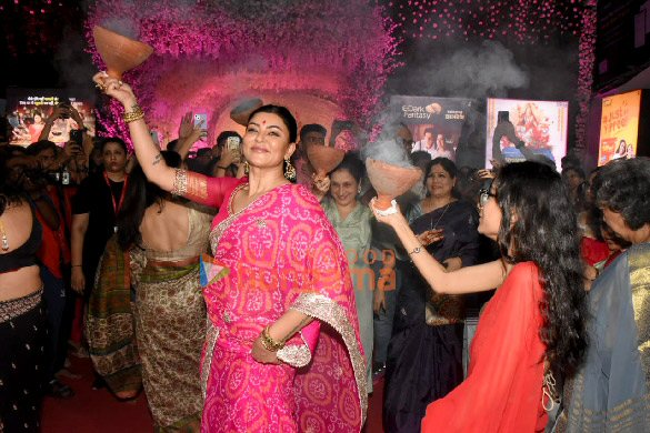 photos sushmita sen snapped at dev pandal 6