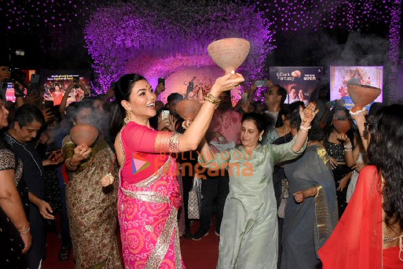 photos sushmita sen snapped at dev pandal 7