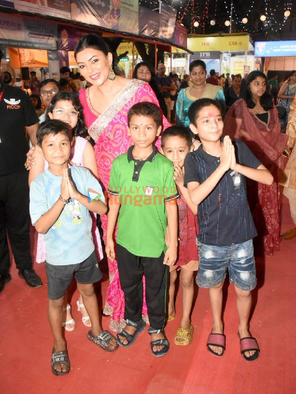 photos sushmita sen snapped at dev pandal 8