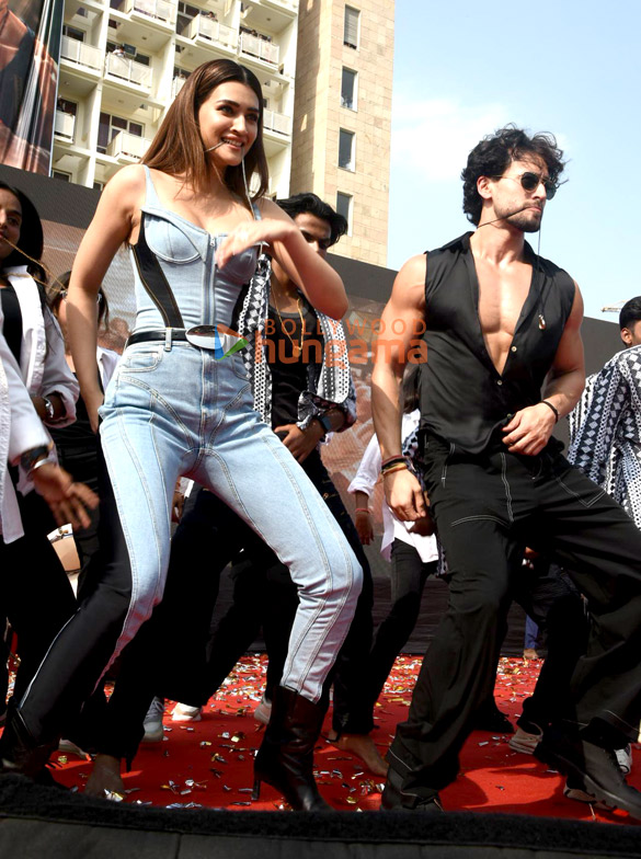 Photos: Tiger Shroff and Kriti Sanon snapped during Ganapath – A Hero Is Born promotions Photos: Tiger Shroff and Kriti Sanon snapped during Ganapath – A Hero Is Born promotions