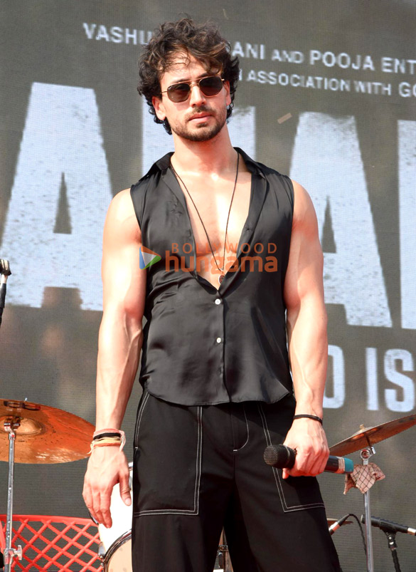 photos tiger shroff and kriti sanon snapped during ganapath a hero is born promotions 3