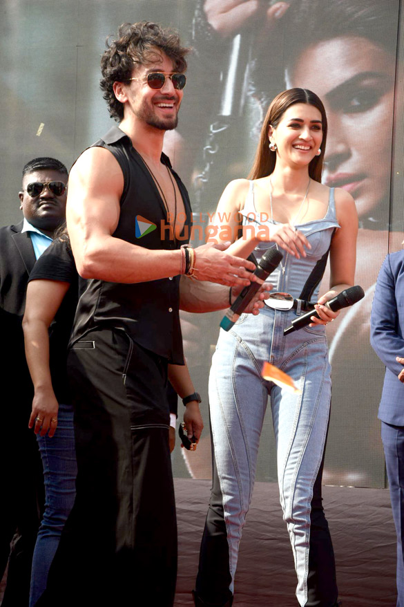 photos tiger shroff and kriti sanon snapped during ganapath a hero is born promotions 9