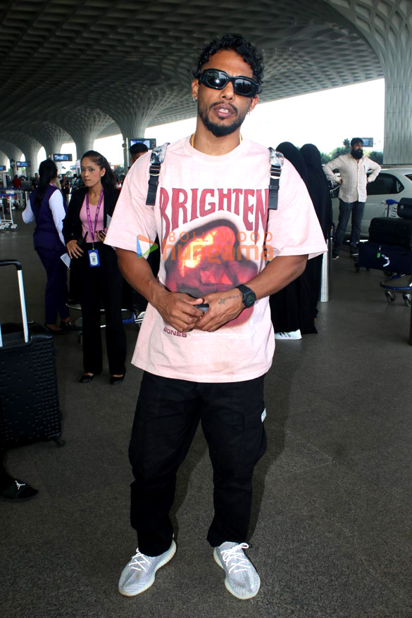 photos uorfi javed nikki tamboli varun dhawan and others snapped at the airport1 2