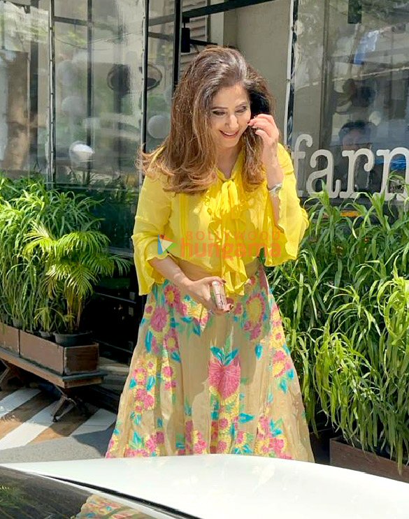 photos urmila matondkar snapped at outside farmers cafe 2