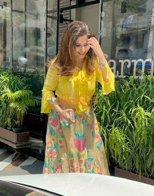 photos urmila matondkar snapped at outside farmers cafe 3