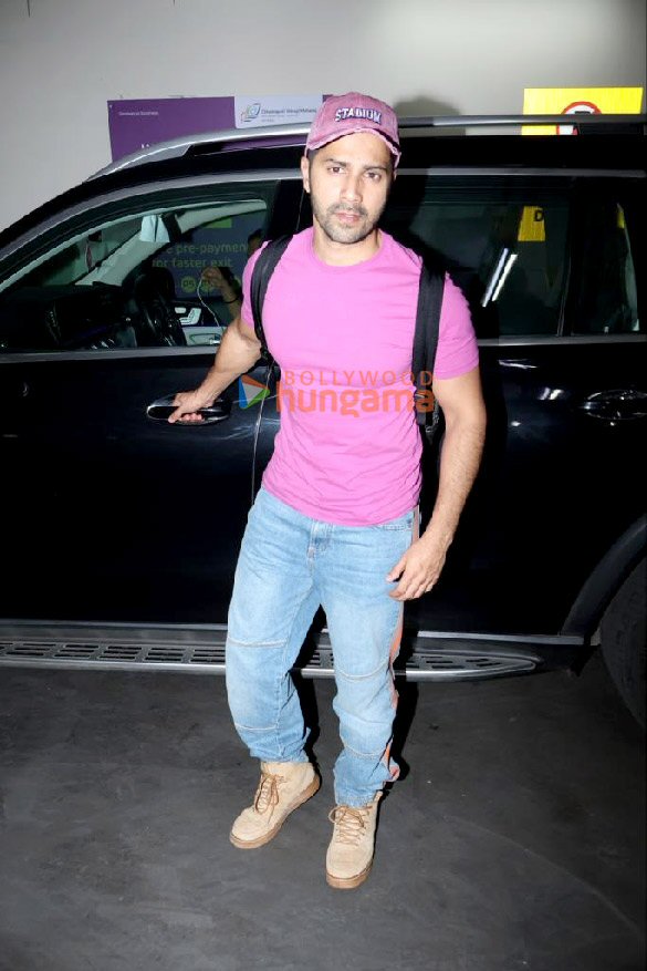 Photos: Varun Dhawan, Ranveer Singh and Mahira Sharma snapped at the airport Photos: Varun Dhawan, Ranveer Singh and Mahira Sharma snapped at the airport