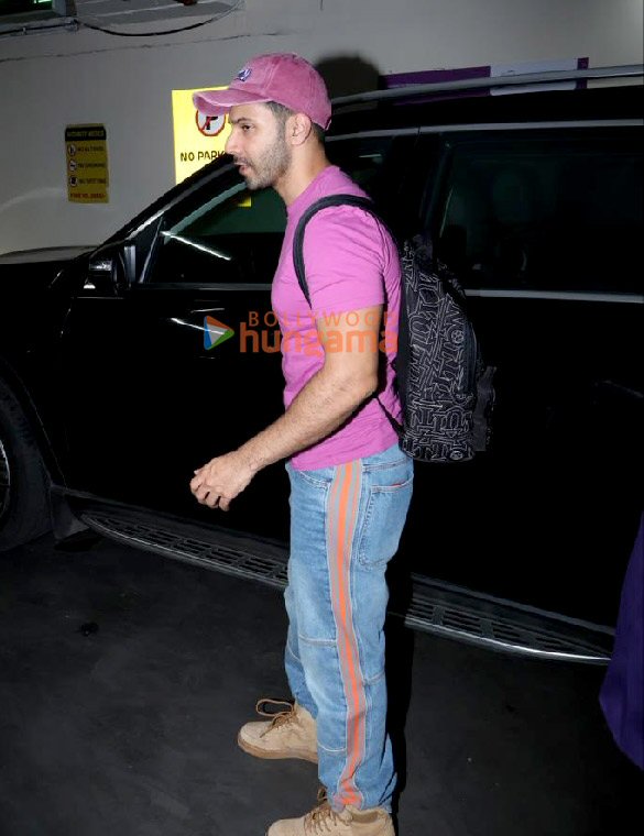 photos varun dhawan and mahira sharma snapped at the airport 3