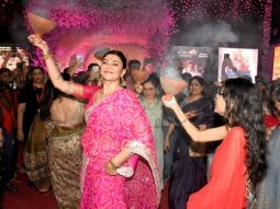 Sushmita Sen performs Dhunuchi dance with daughter Renee at Durga Puja celebrations, watch video